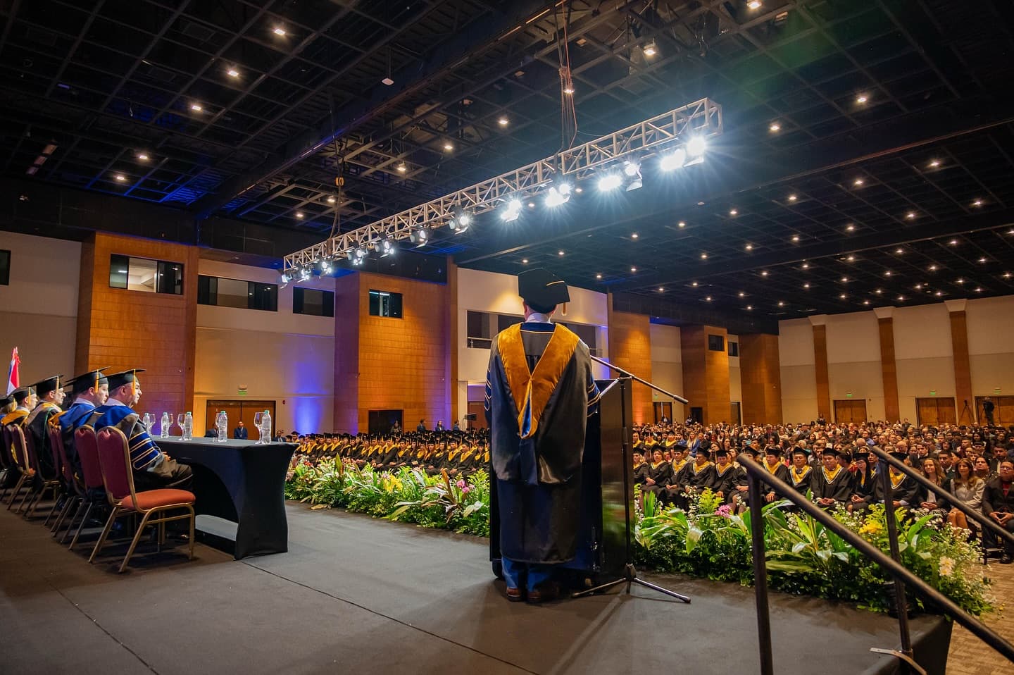 Escritorio con laptop y código